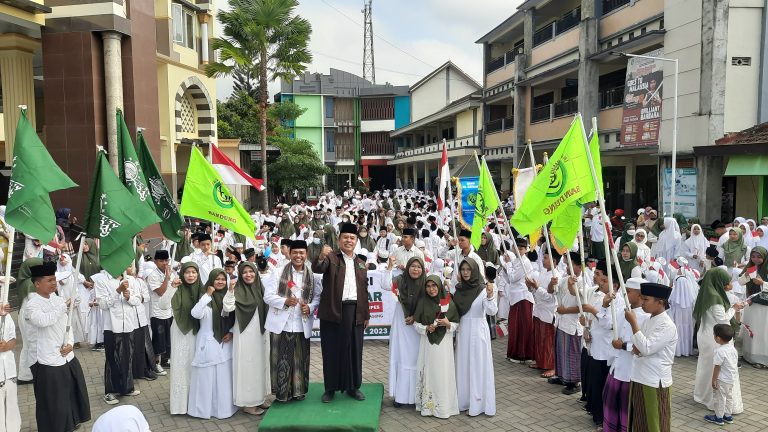 LPI Al Azhaar Gelar Kirab Hari Santri 2023