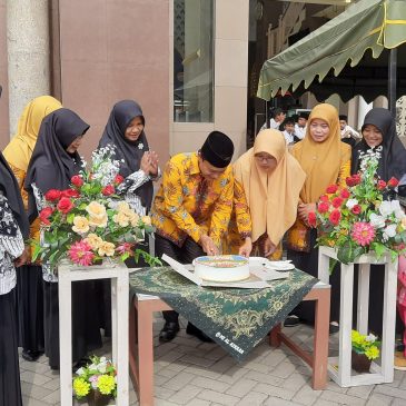 Upacara Peringatan Hari Guru Nasional, Jajaran Direksi beserta Kepala Sekolah LPI Al Azhaar Potong Tumpeng dan Pelepasan Balon.