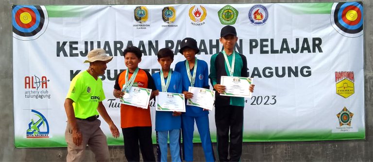 Santri SMP Al Azhaar Masjid Baitul Khoir Bandung Juara 3 Lomba Panahan Tingkat Pelajar se-Kabupaten Tulungagung